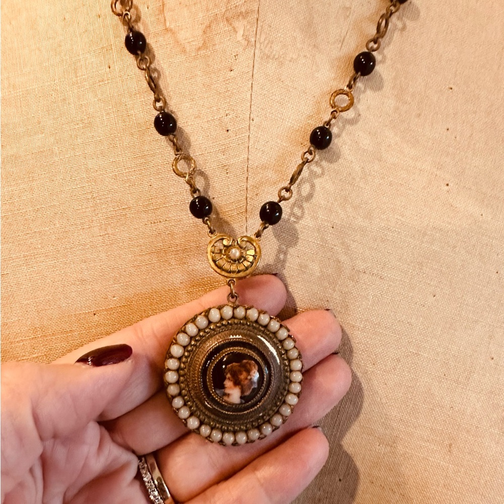 Vintage Victorian Cameo Pendant Necklace - Picture 4 of 7